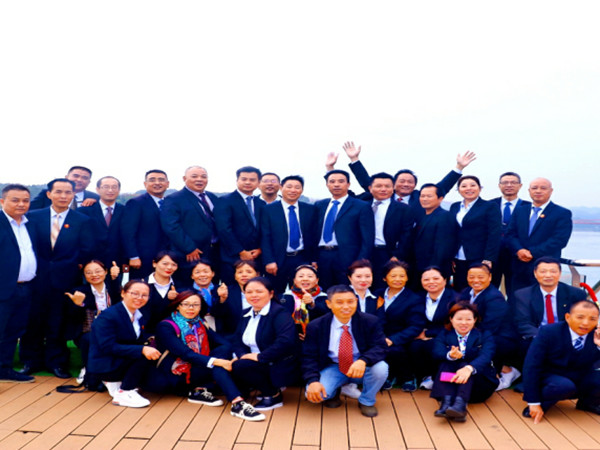 三峡“长江8号”豪华游轮合影
